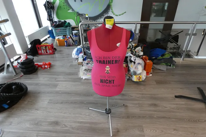 Schneiderbueste mit Kleidung und Ständer